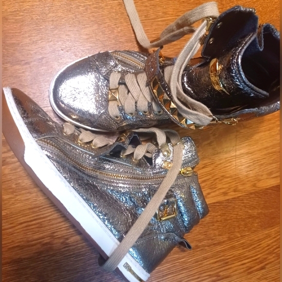 Michael Kors Gold Sneakers with Sleek Design - Picture 12 of 16